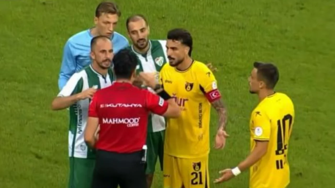 Bursaspor'un maçında futbol kuralları altüst oldu! Böyle hata dünyada yok...