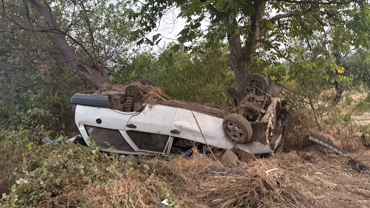 Bursa'da can pazarı! Şarampole yuvarlanan otomobilden 8 yaralı &ccedil;ıktı
