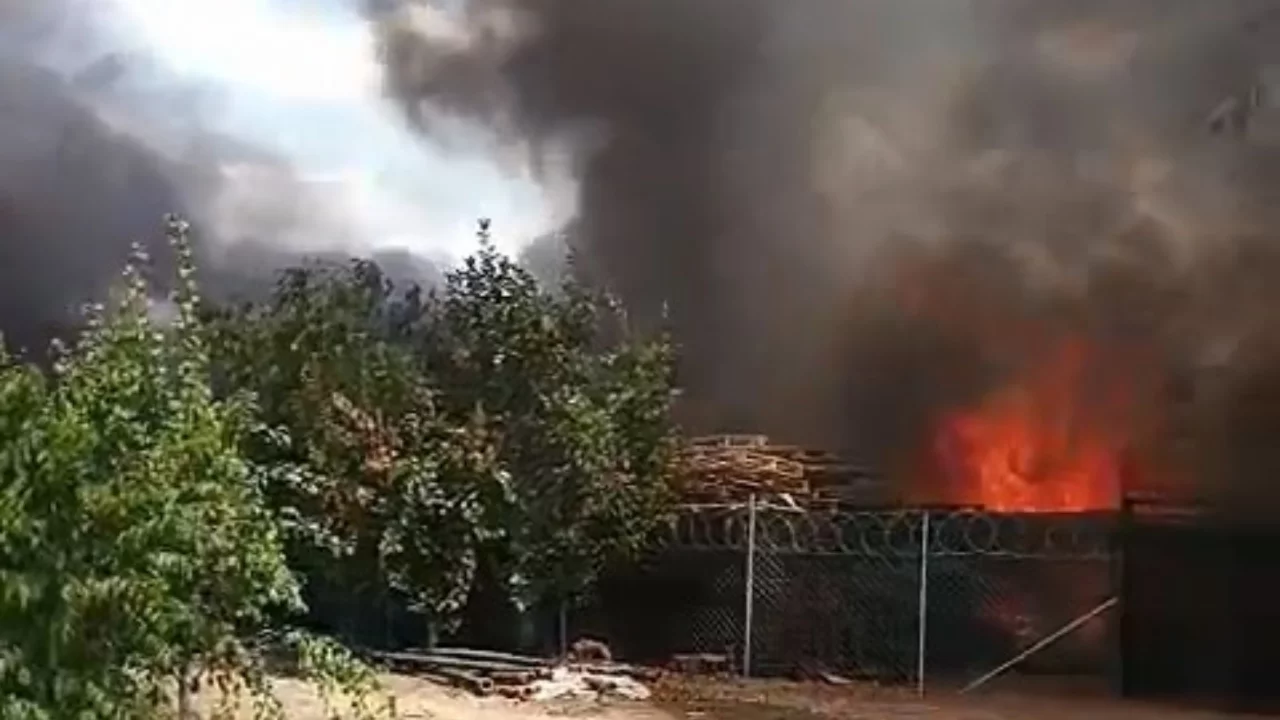 Bursa'da depoda yangın paniği! Paletler alev alev yandı