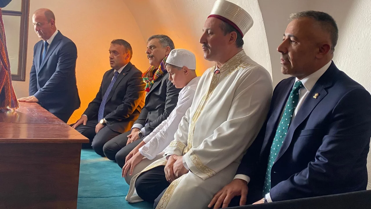 Bakan &Ccedil;ift&ccedil;i, Şeyh Edebali T&uuml;rbesi'ni ziyaret etti