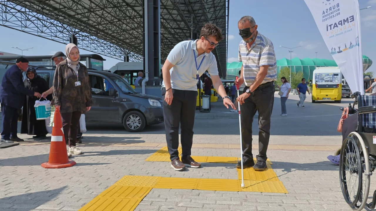 Bursa'da dikkat &ccedil;eken farkındalık &ccedil;alışması! Empati Parkuru'nda engeller deneyimlendi