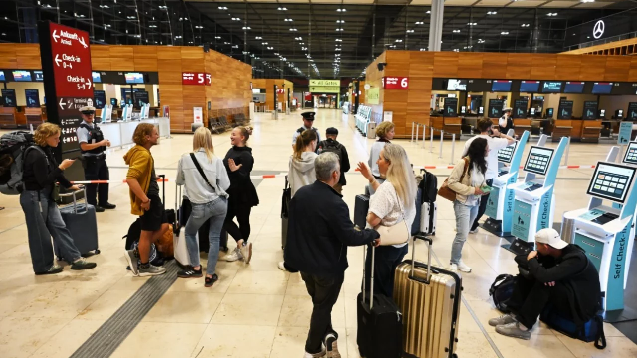 Avrupa'nın en işlek havalimanında alarm! Terminal tahliye edildi