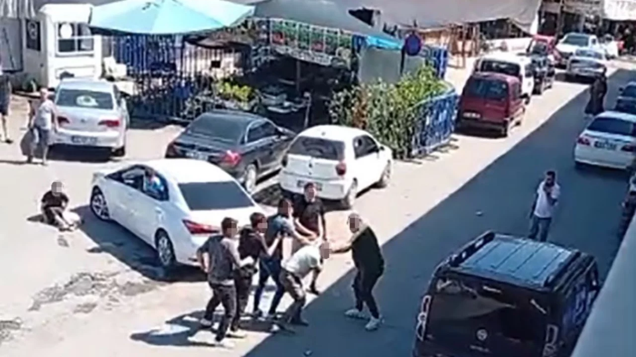 Taciz iddiası il&ccedil;eyi ayağa kaldırdı! Meydan dayağı attılar...
