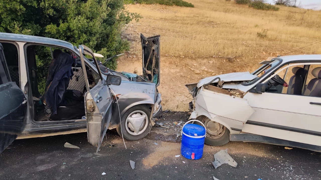 Adıyaman'da iki otomobil &ccedil;arpıştı: 8 kişi yaralandı