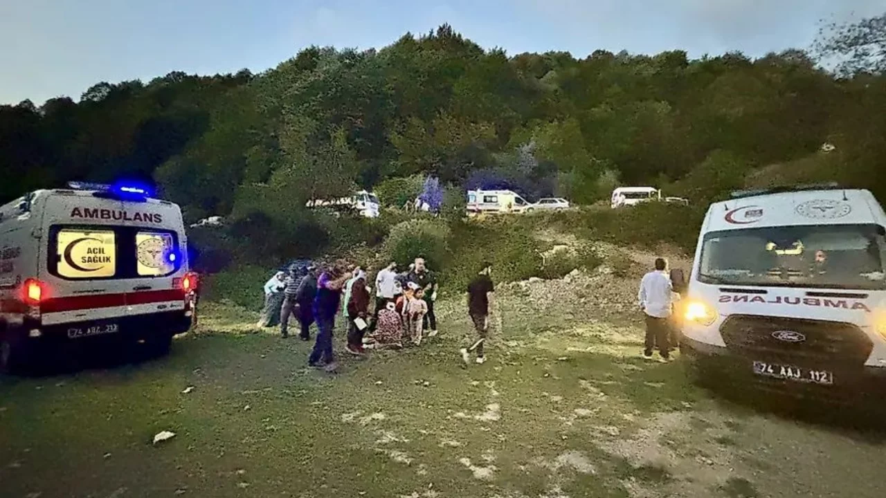 Bartın'da patpat dehşeti: Dereye yuvarlanan ara&ccedil;ta 8 kişi yaralandı