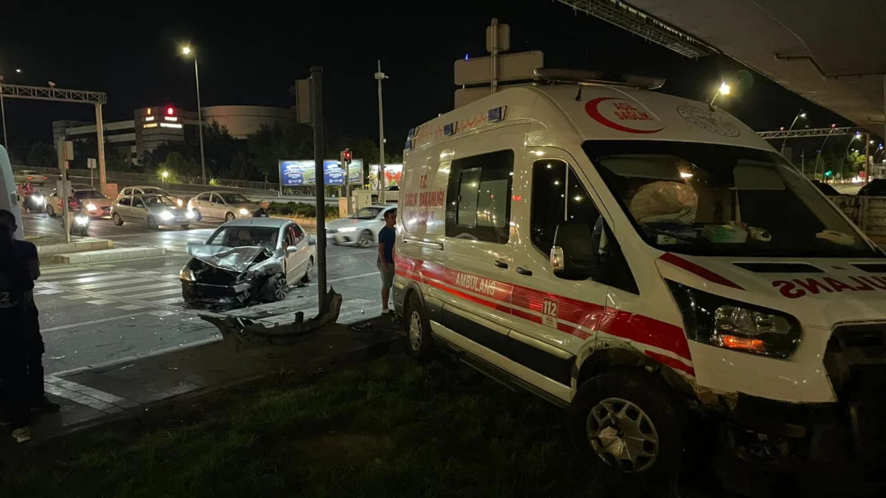 Kayseri'de ambulans ile otomobil &ccedil;arpıştı: 6 kişi yaralandı
