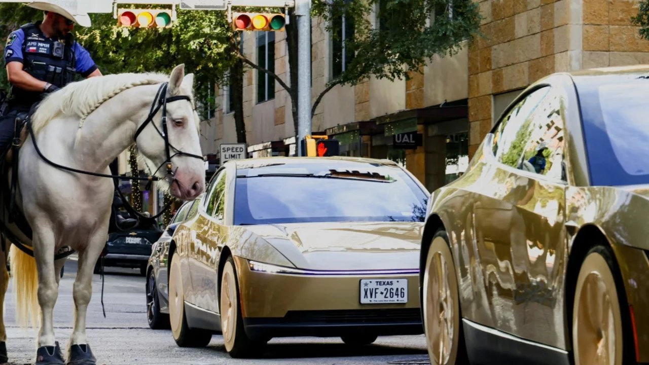 S&uuml;r&uuml;c&uuml;s&uuml;z taksi d&ouml;nemi başladı! Tesla Cybercab yollara &ccedil;ıktı