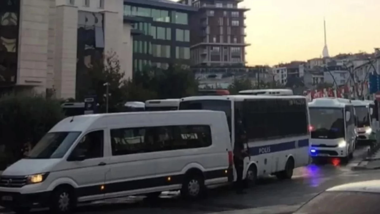 Üsküdar'da kritik seçim öncesi hareketli saatler! Belediye çevresinde geniş güvenlik önlemi