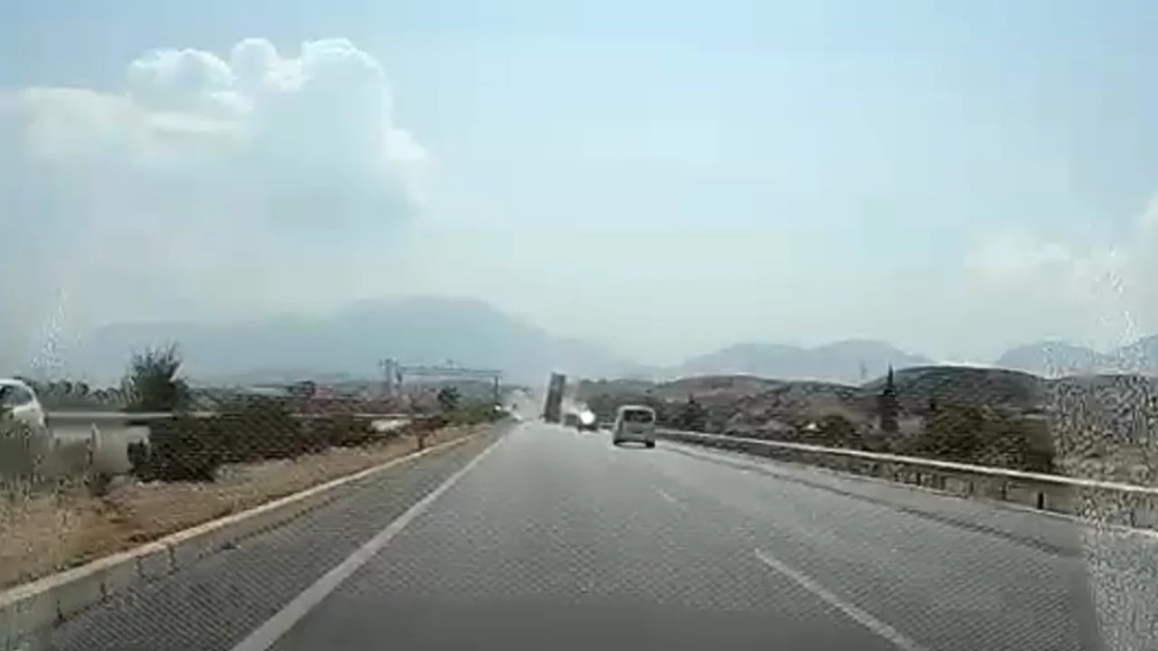 &Ccedil;evre yolunda akılalmaz kaza! Bir anlık unutkanlık EDS direğini yerinden etti