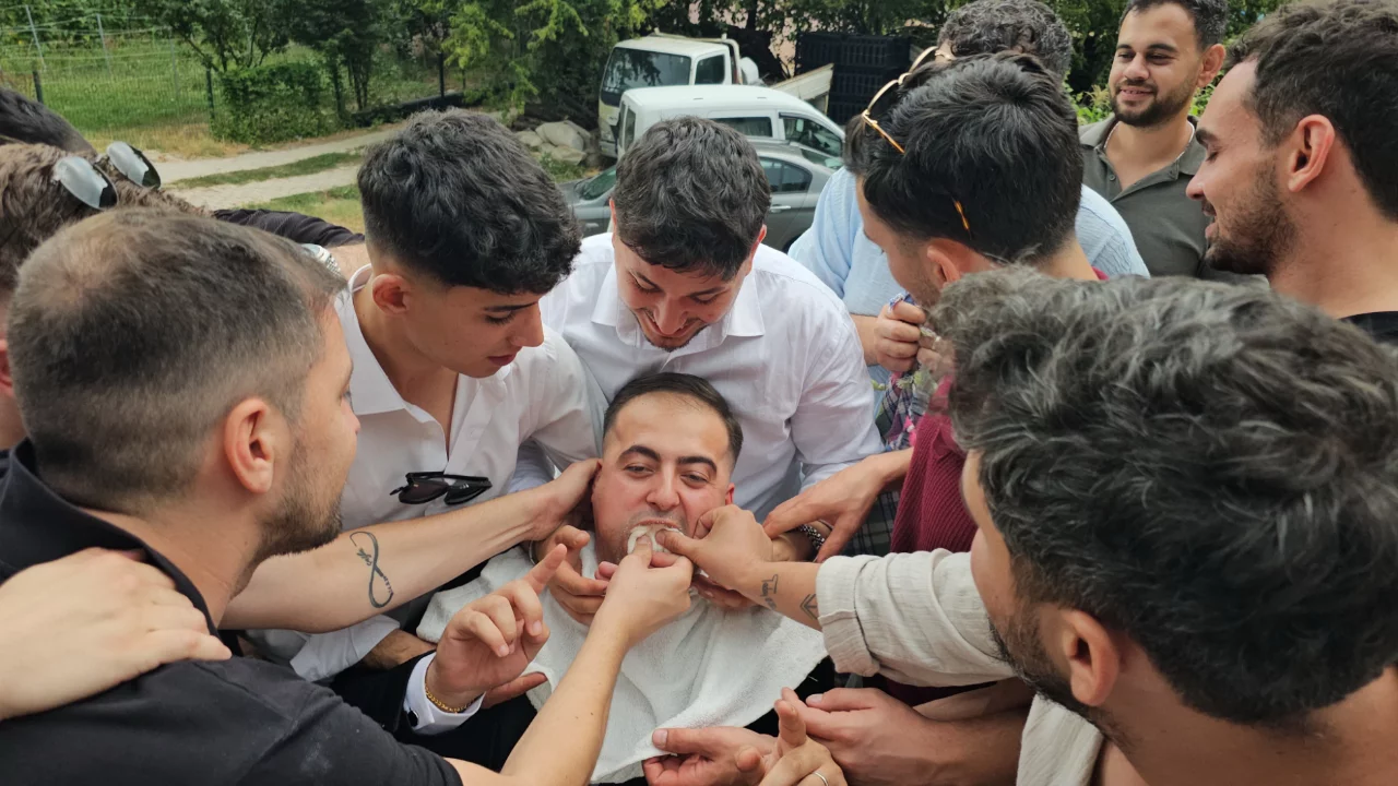 Bursa'da d&uuml;ğ&uuml;n geleneği şaşkına &ccedil;evirdi! 200 metrelik yol 4 saatte ge&ccedil;ildi