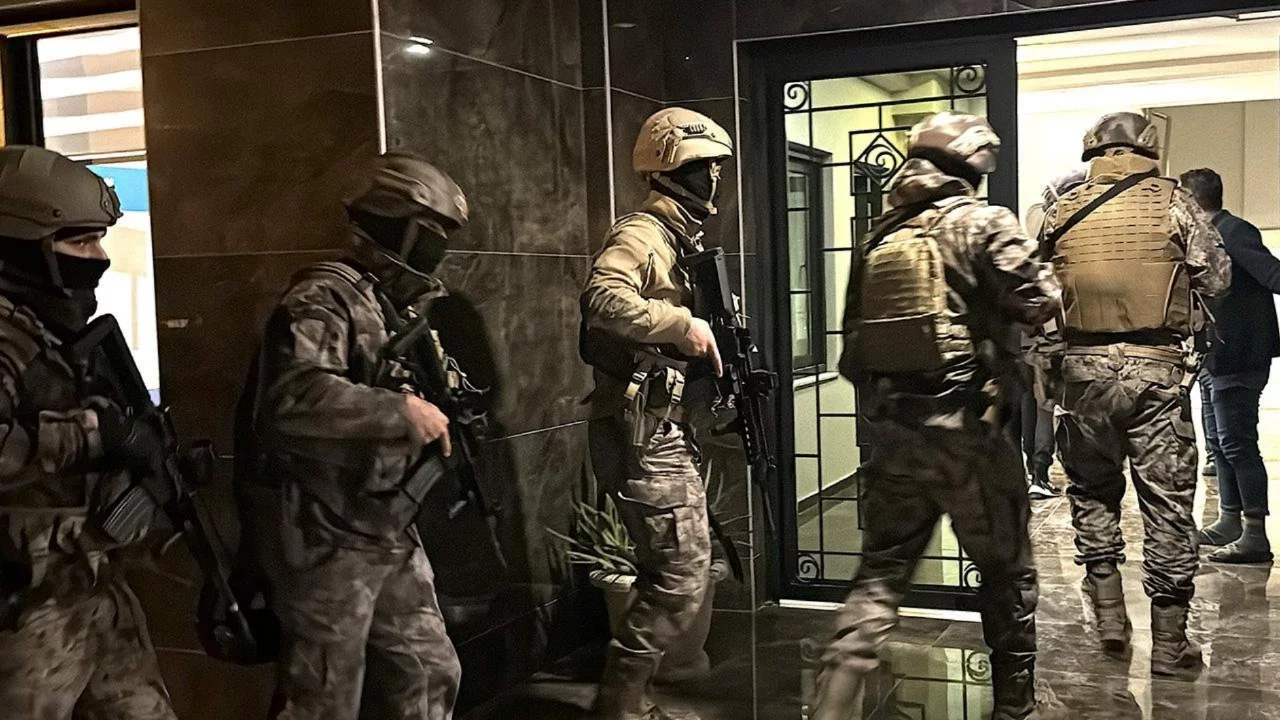 Başkent g&uuml;ne operasyonla uyandı! &Ccedil;ok sayıda adrese baskın