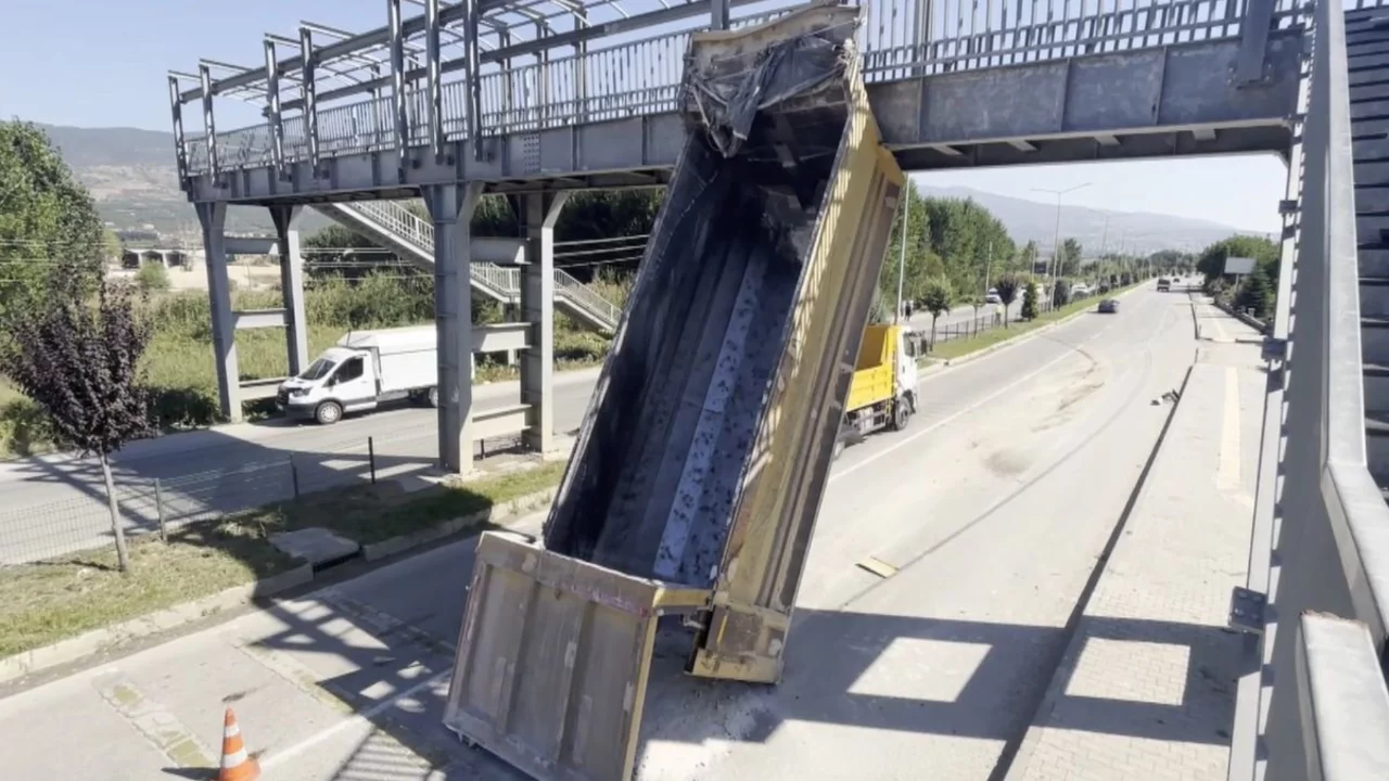 Tokat'ta kamyon damperi &uuml;st ge&ccedil;ide &ccedil;arptı: s&uuml;r&uuml;c&uuml; yaralandı