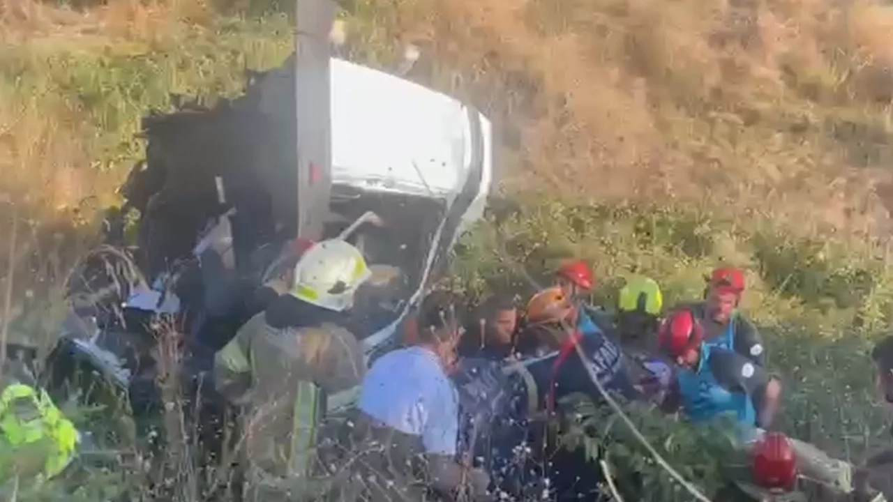 Bursa'da TIR dehşeti! Viyad&uuml;kten aşağı d&uuml;şt&uuml;, s&uuml;r&uuml;c&uuml; sıkıştı