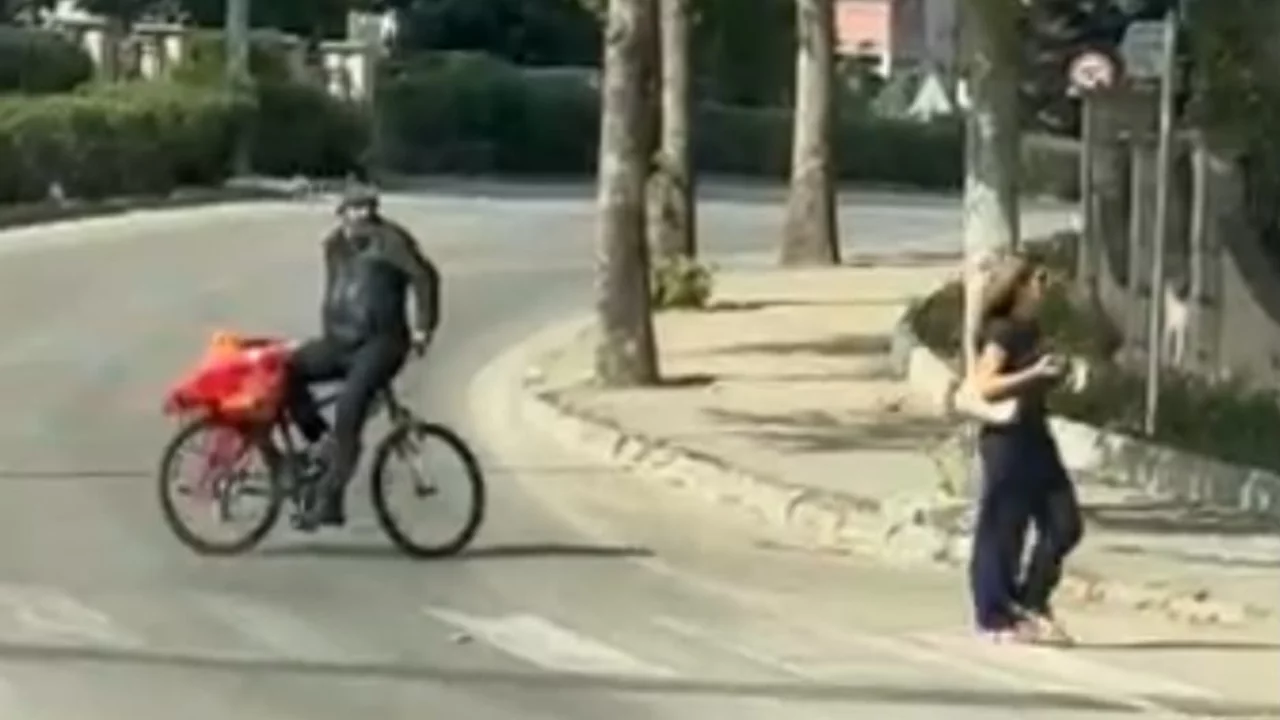 Bursa'da g&ouml;ren telefona sarıldı! Modern Nasrettin Hoca bisiklet &uuml;st&uuml;nde...