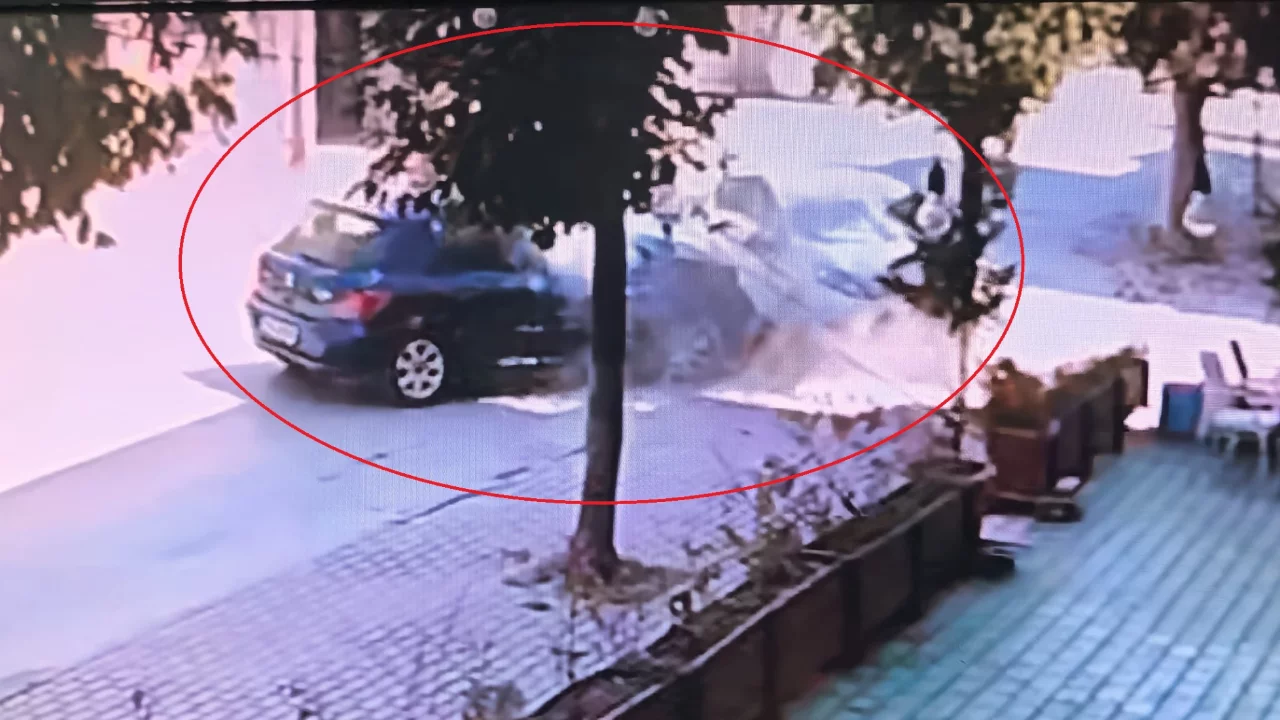 Bursa'da kaza anı saniye saniye kamerada! Otomobil karşı şeride savruldu