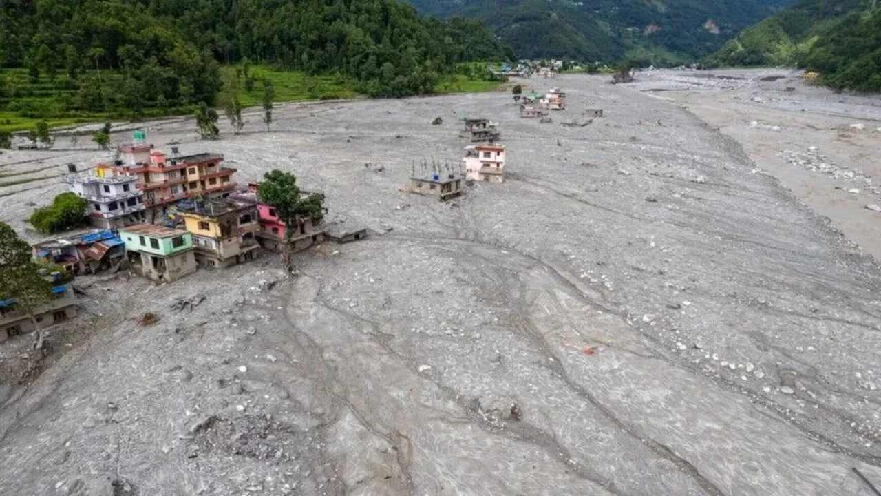 Nepal'deki sel felaketinde mucize! 10 g&uuml;n sonra sağ &ccedil;ıkarıldılar