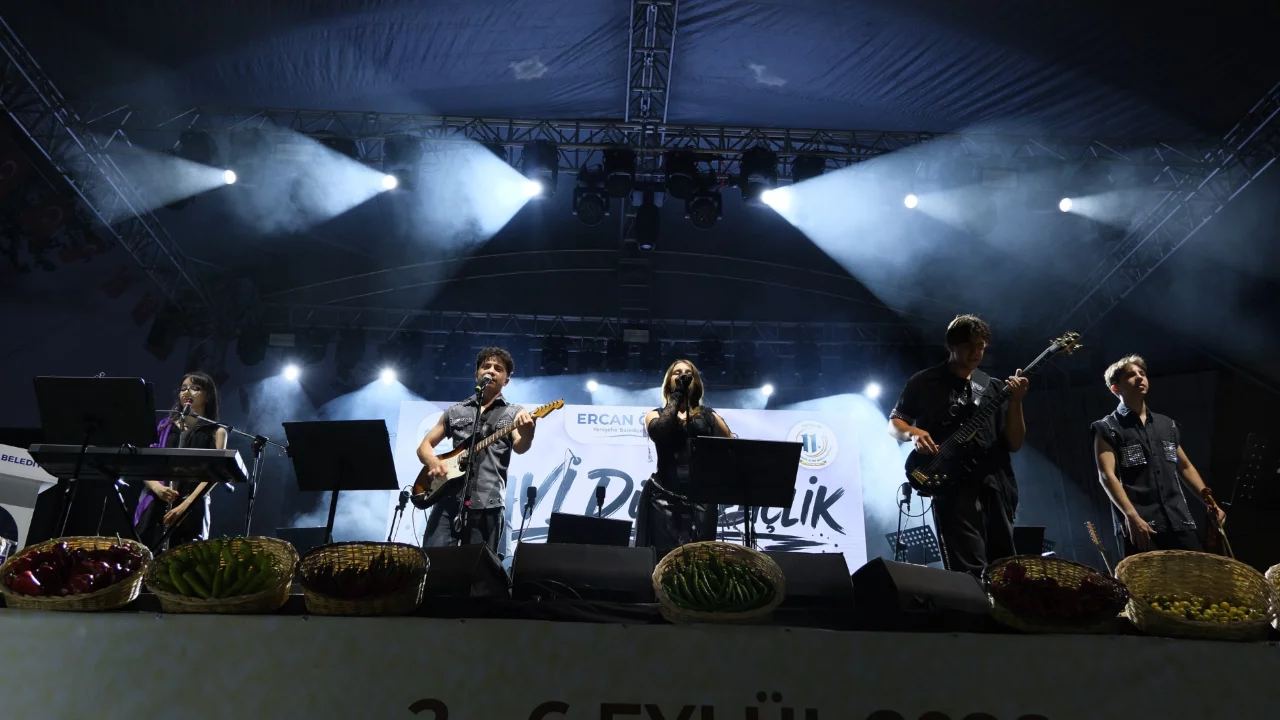 Yenişehir'de genç yetenekler sahneyi salladı! Festival alanında büyük alkış