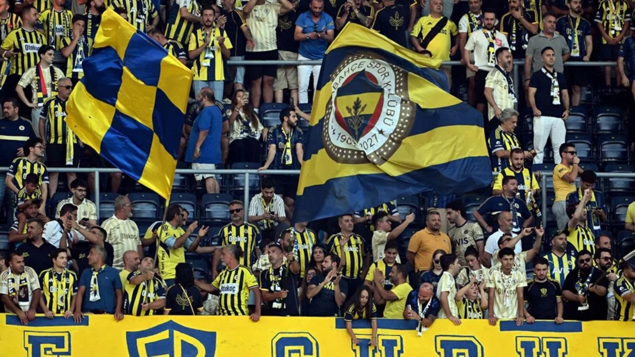 Fenerbah&ccedil;e-Beşiktaş derbisinin ardından kahreden haber! Trib&uuml;nde hayatını kaybetti