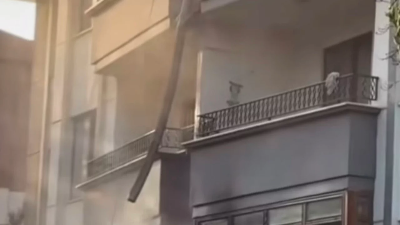 Bursa'da elektrikli ara&ccedil; şarj istasyonunda korkutan yangın! Alevler daireye sı&ccedil;radı