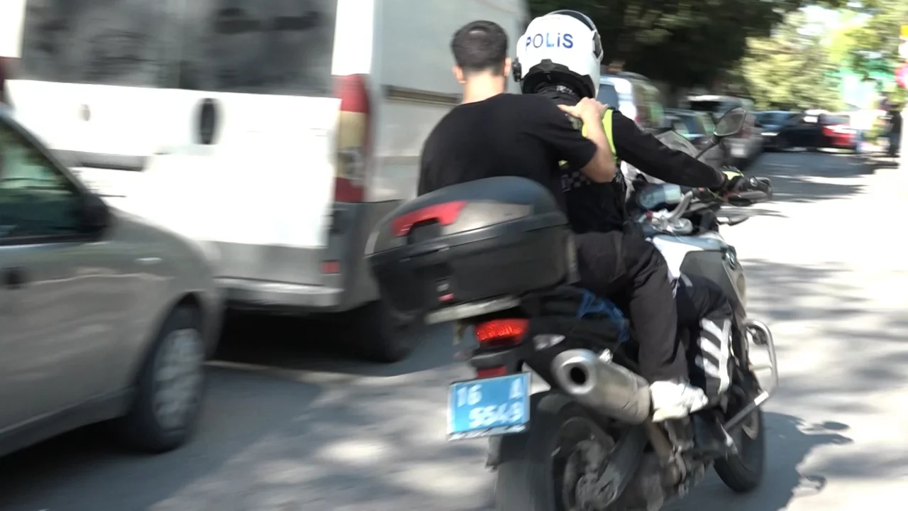 Bursa'da sınava dakikalar kala b&uuml;y&uuml;k telaş! Kimliğini evde unutan gen&ccedil; i&ccedil;in annesi ve polis seferber oldu