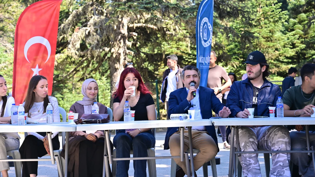 Bursa'da kütüphanede başlayan başarı hik&acirc;yesi! Üniversiteyi kazanan gençlere Uludağ sürprizi
