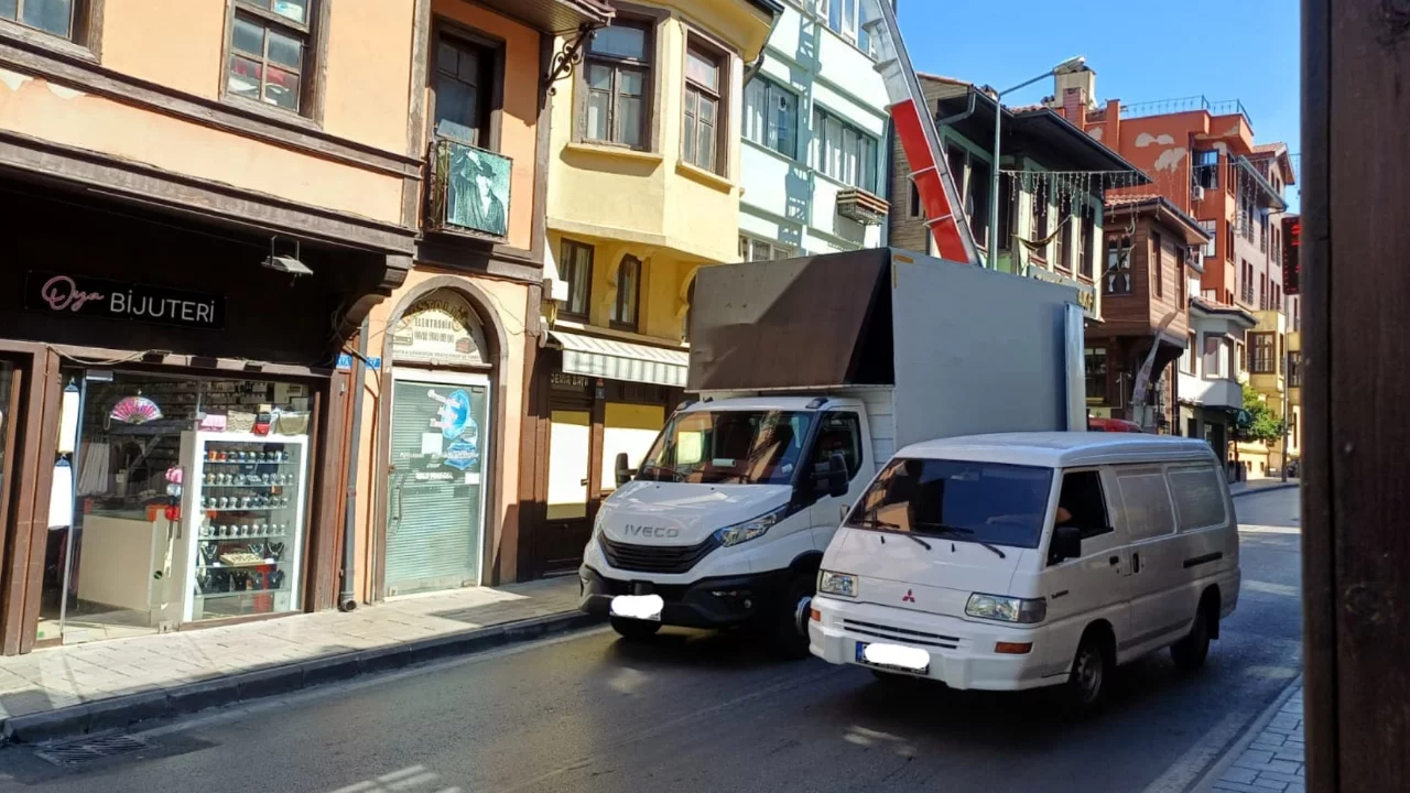 Bursa'da trafikte tepki &ccedil;eken g&ouml;r&uuml;nt&uuml;! S&uuml;r&uuml;c&uuml;ler zor anlar yaşadı