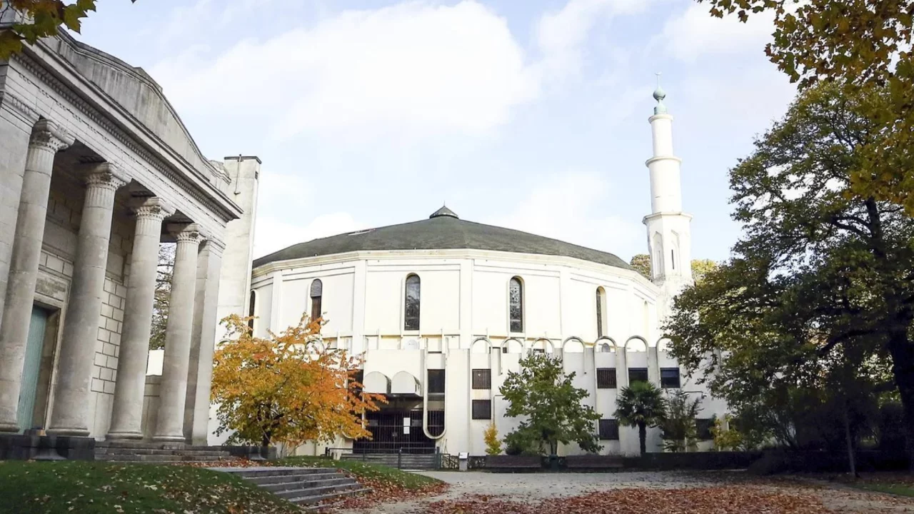 Cuma namazı öncesi camiye çirkin saldırı! Her yere çizdiler