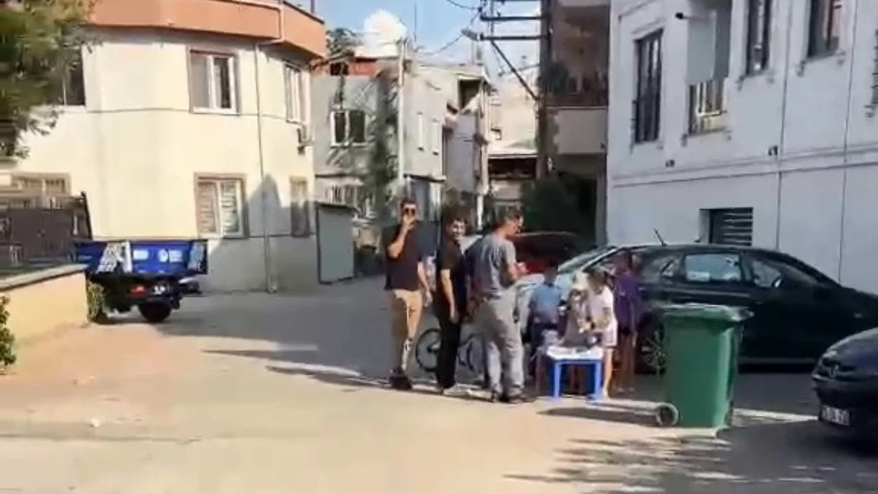 Bursa'da &ccedil;ocukların limonata tezgahına s&uuml;rpriz destek! Ekipler hepsini satın aldı