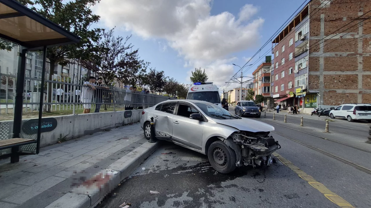 G&uuml;ng&ouml;ren'de otomobil dehşeti: Kaldırıma &ccedil;ıkan ara&ccedil; yayalara &ccedil;arptı