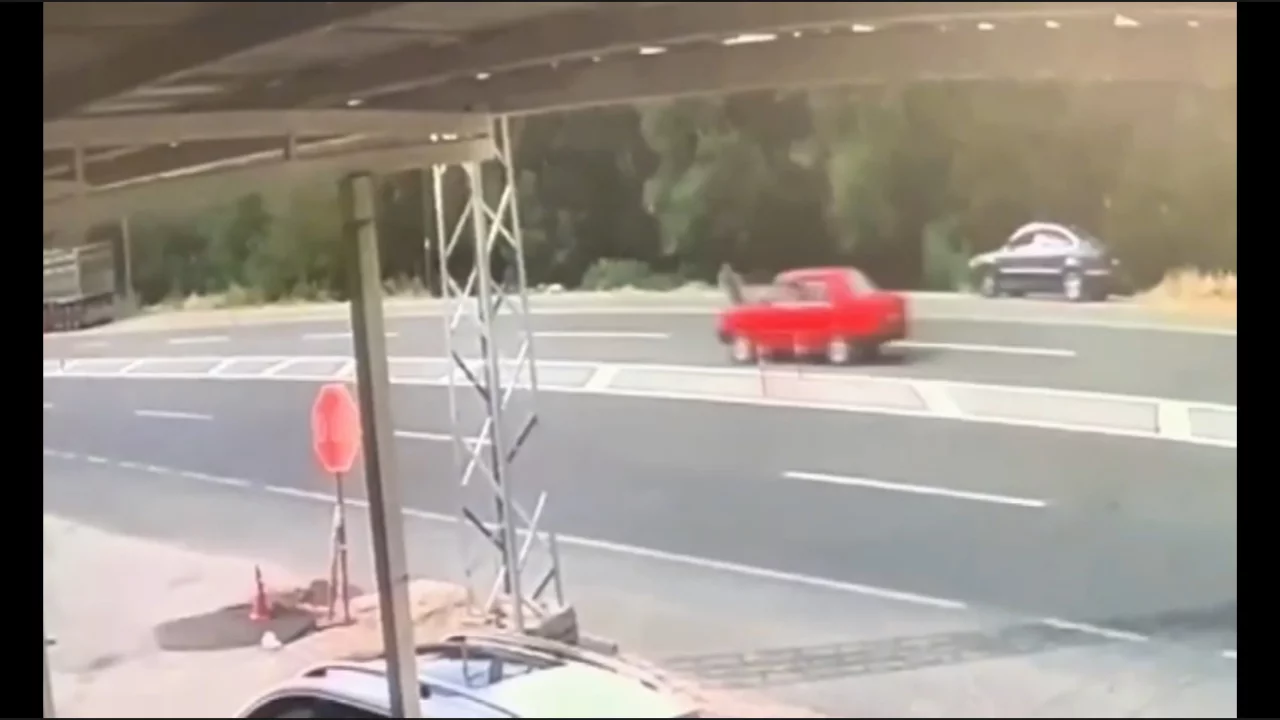 Aracından indi, birka&ccedil; saniye sonra canından oldu!