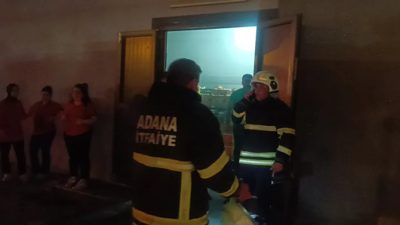 Kozan'da zincir market deposunda yangın paniği