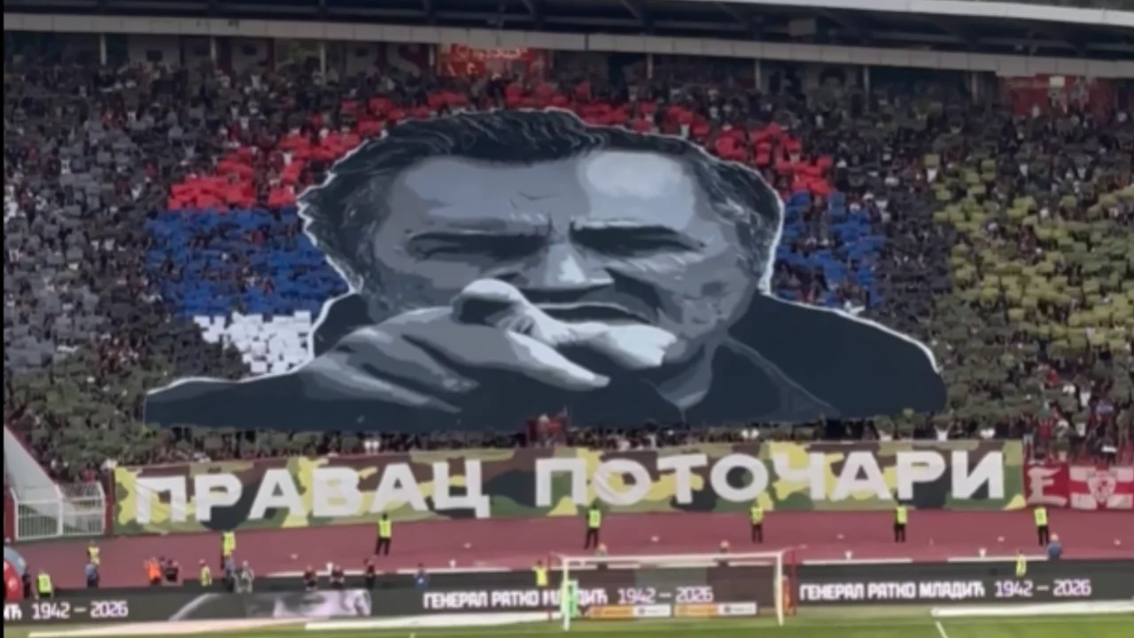 Sırbistan'da skandal g&ouml;r&uuml;nt&uuml;! 'Bosna Kasabı' i&ccedil;in pankart a&ccedil;tılar...