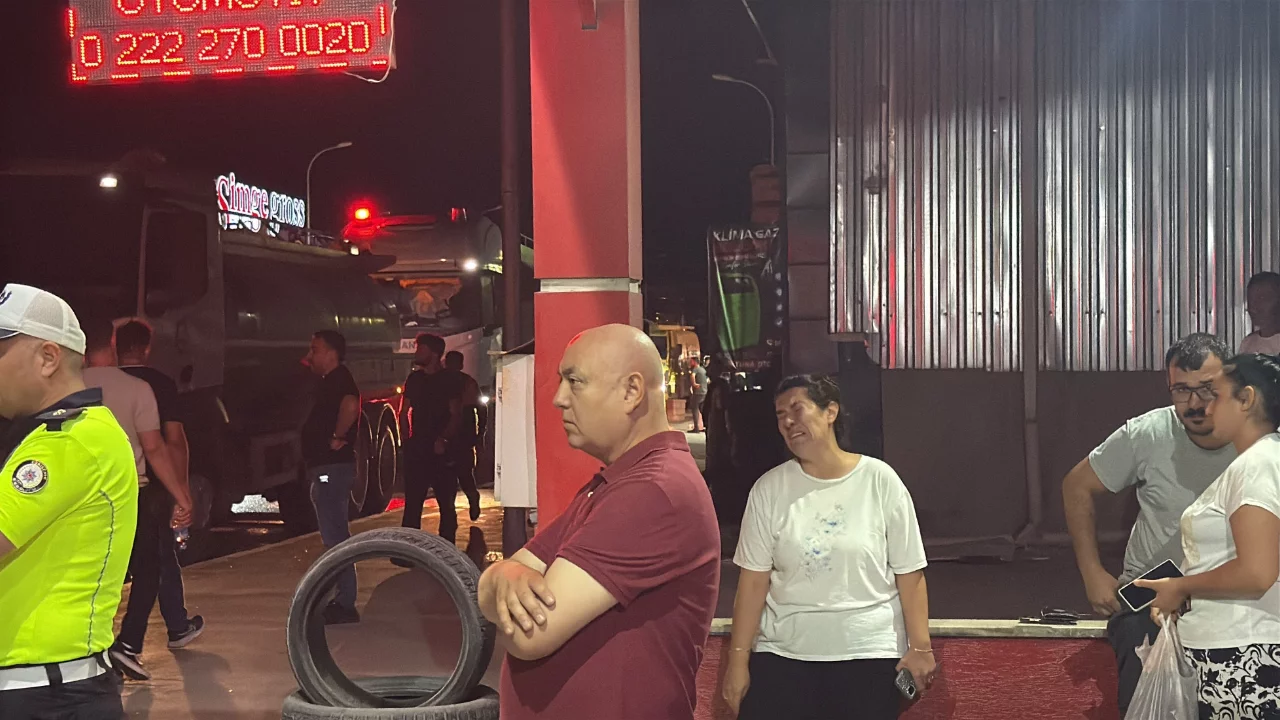 Alevlere teslim olan iş yerlerini g&ouml;zyaşlarıyla izledi