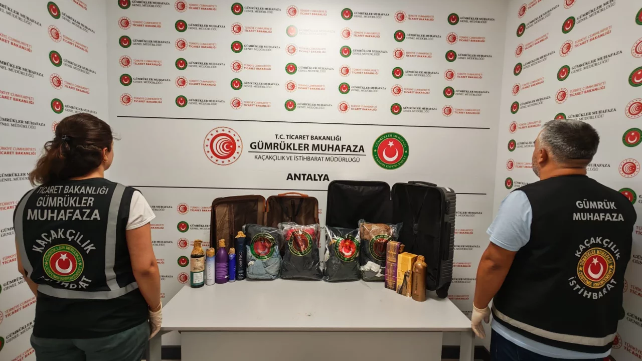 Antalya Havalimanı'nda 18,9 kilo likit metamfetamin ele ge&ccedil;irildi