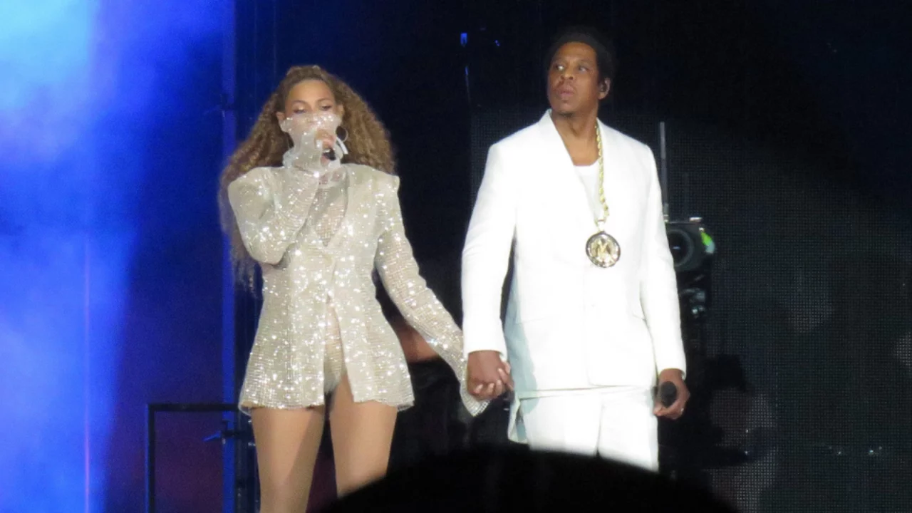 Jay-Z'den Beyonc&eacute;'ye sahnede doğum g&uuml;n&uuml; s&uuml;rprizi! Konseri durdurup t&uuml;m salonu koroya kattı