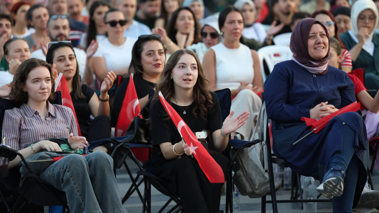 Bursa'da Filenin Sultanları coşkusu! Şampiyonluk Osmangazi Meydanı'nda kutlandı