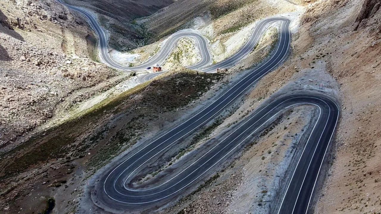 Saatler s&uuml;ren tehlikeli yol tarih oluyor