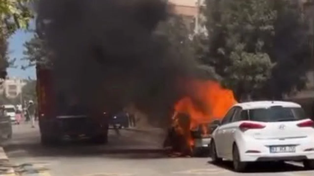 Şanlıurfa'da park halindeki otomobil alevlere teslim oldu