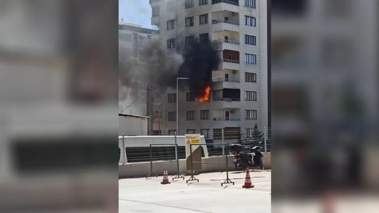 Şanlıurfa'da 8 katlı binada korkutan yangın: Daire alevlere teslim oldu