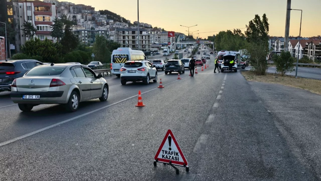 Bursa Mudanya'da motosiklet otomobile &ccedil;arptı: S&uuml;r&uuml;c&uuml; yaralandı