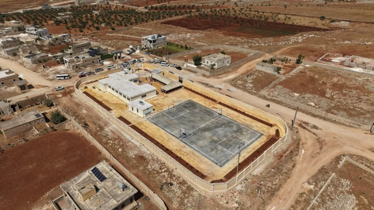 Suriye'de savaşın yıktığı okul yeniden hayat buldu: 360 &ouml;ğrenci i&ccedil;in yeni d&ouml;nem