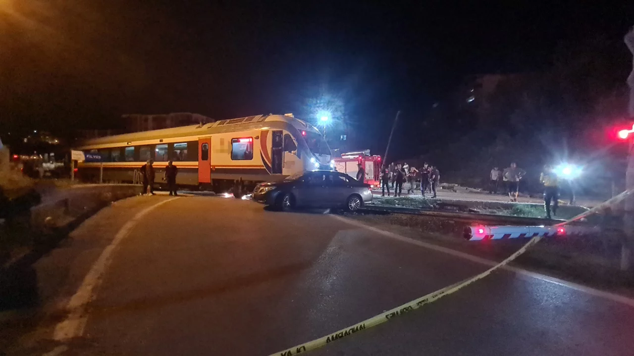 Zonguldak'ta hemzemin ge&ccedil;itte feci &ccedil;arpışma: 5 kişi yaralandı