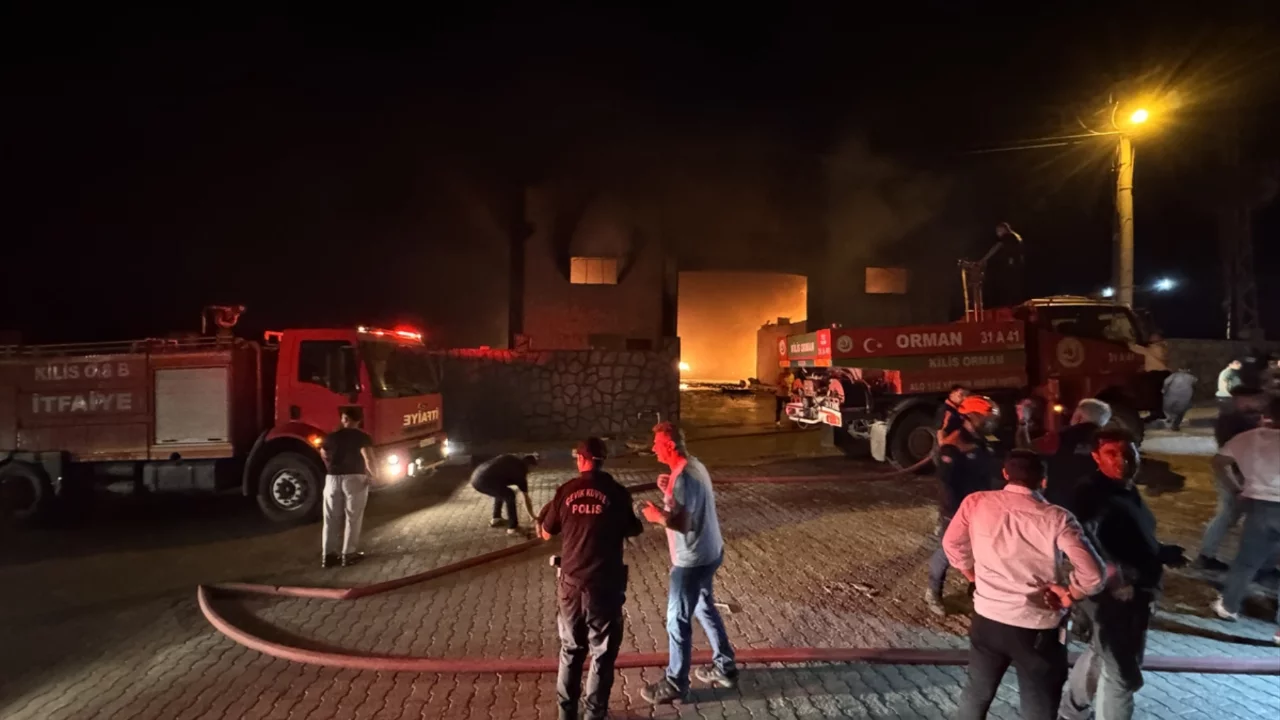 Kilis OSB'de ambalaj fabrikasında korkutan yangın: İtfaiye eri yaralandı