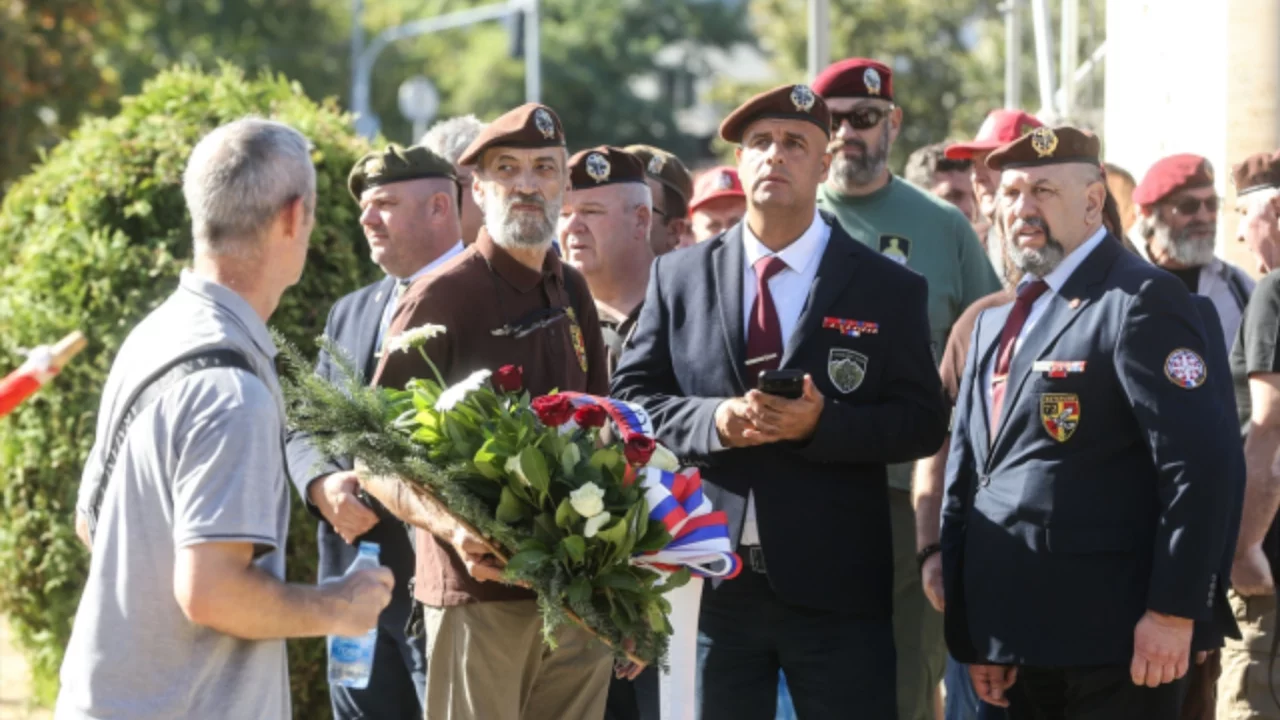 Srebrenitsa katliamcısı Mladi&ccedil;'e askeri t&ouml;ren! Bosna'dan sert tepki geldi...