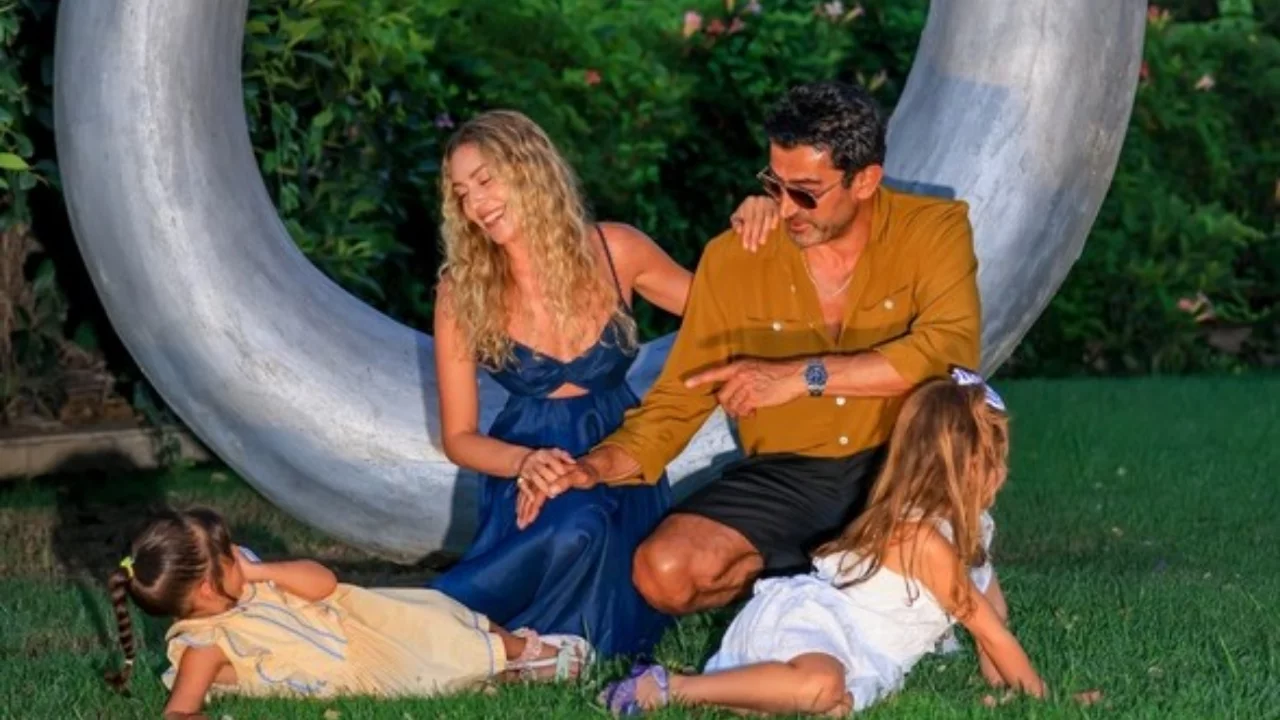 Sinem Kobal'dan yaza veda pozu! Kenan İmirzalıoğlu ve kızlarıyla aile alb&uuml;m&uuml;n&uuml; paylaştı