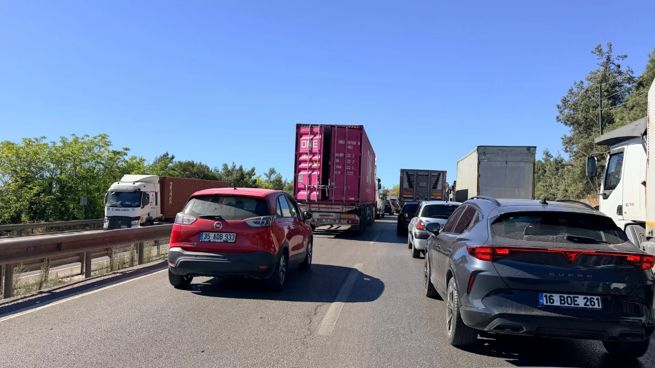 Bursa yolunda şeritler daraldı, trafik kilitlendi! Kuyruk 3 kilometreyi buldu