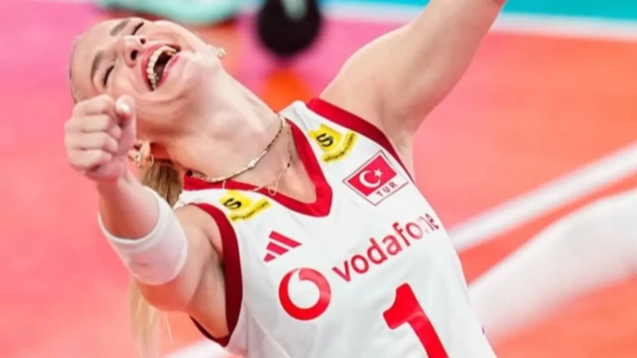 Gizem &Ouml;rge şampiyonluk kutlamasında g&ouml;z kamaştırdı! Tarzı sosyal medyanın g&uuml;ndemine oturdu