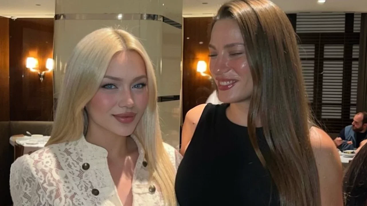 Serenay Sarıkaya'nın hayranıyla verdiği poz sosyal medyayı ikiye b&ouml;ld&uuml;! Fotoğraftaki detay g&uuml;ndem oldu