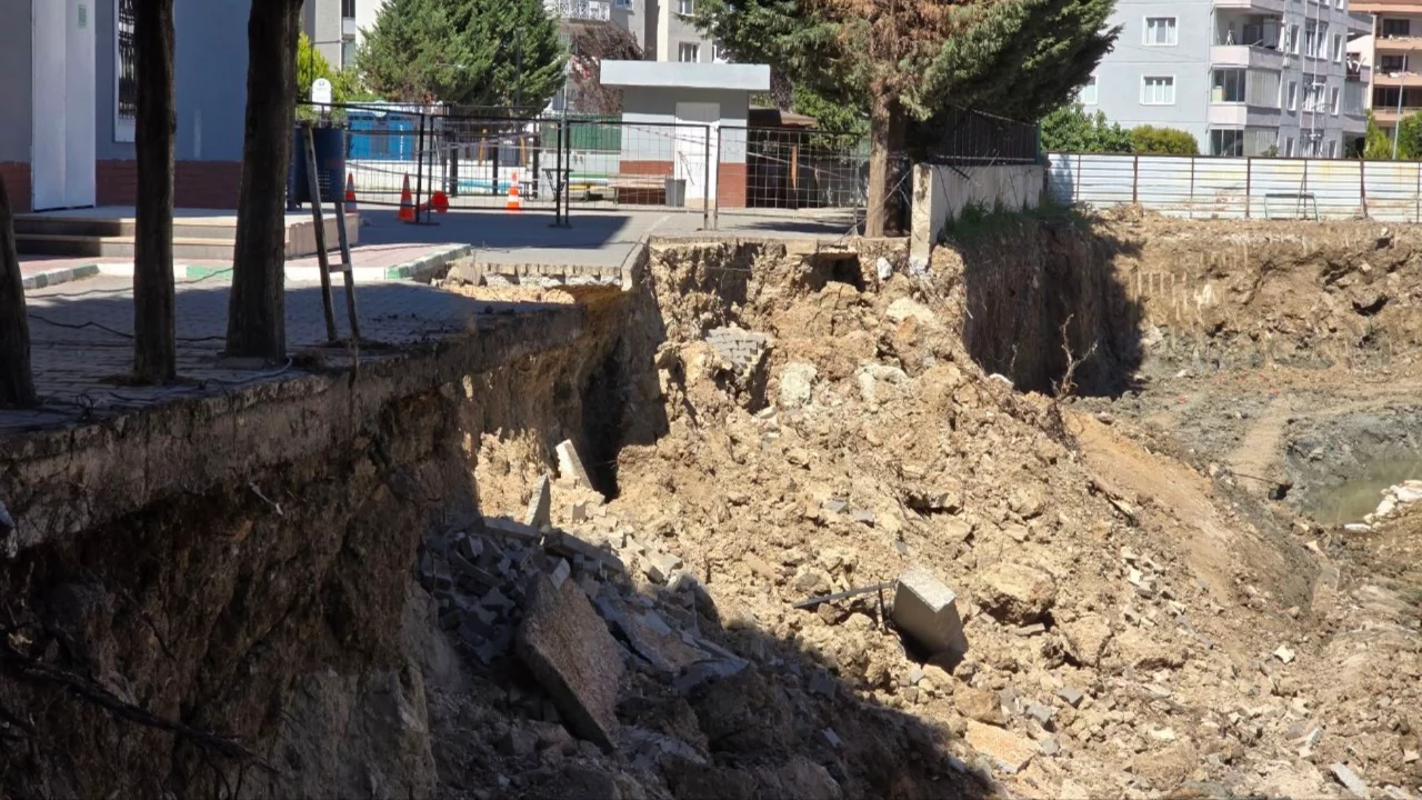 Bursa'da korkutan olay! Okulun bah&ccedil;esi &ccedil;&ouml;kt&uuml;