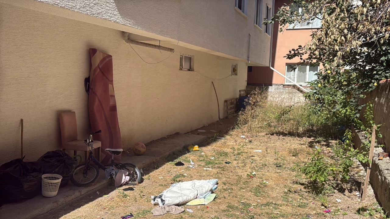3'&uuml;nc&uuml; kattaki balkondan aşağıya d&uuml;şt&uuml;